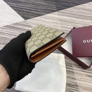 Gucci 821213 GG Emblem béžová a hnědá mini peněženka