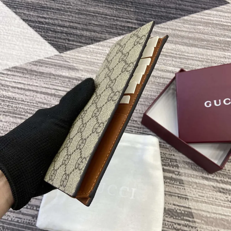 Gucci 821213 GG Emblem béžová a hnědá mini peněženka