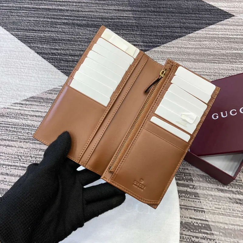 Gucci 821213 GG Emblem béžová a hnědá mini peněženka