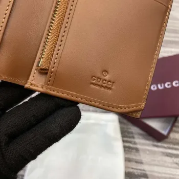 Gucci 821213 GG Emblem béžová a hnědá mini peněženka