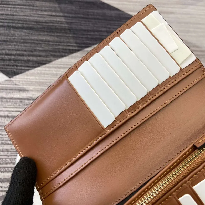 Gucci 821213 GG Emblem béžová a hnědá mini peněženka