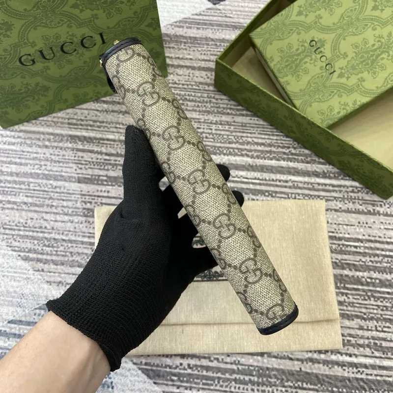 Gucci 821803 GG Emblem béžová a černá mini peněženka