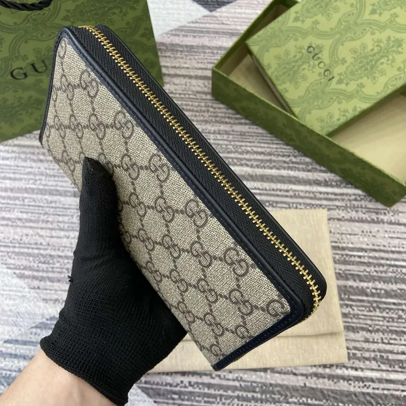 Gucci 821803 GG Emblem béžová a černá mini peněženka