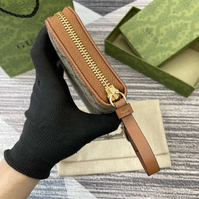 Gucci 821803 GG Emblem béžová a tmavě hnědá mini peněženka