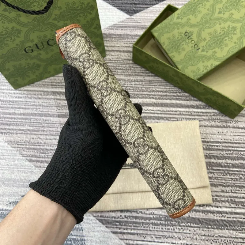 Gucci 821803 GG Emblem béžová a tmavě hnědá mini peněženka