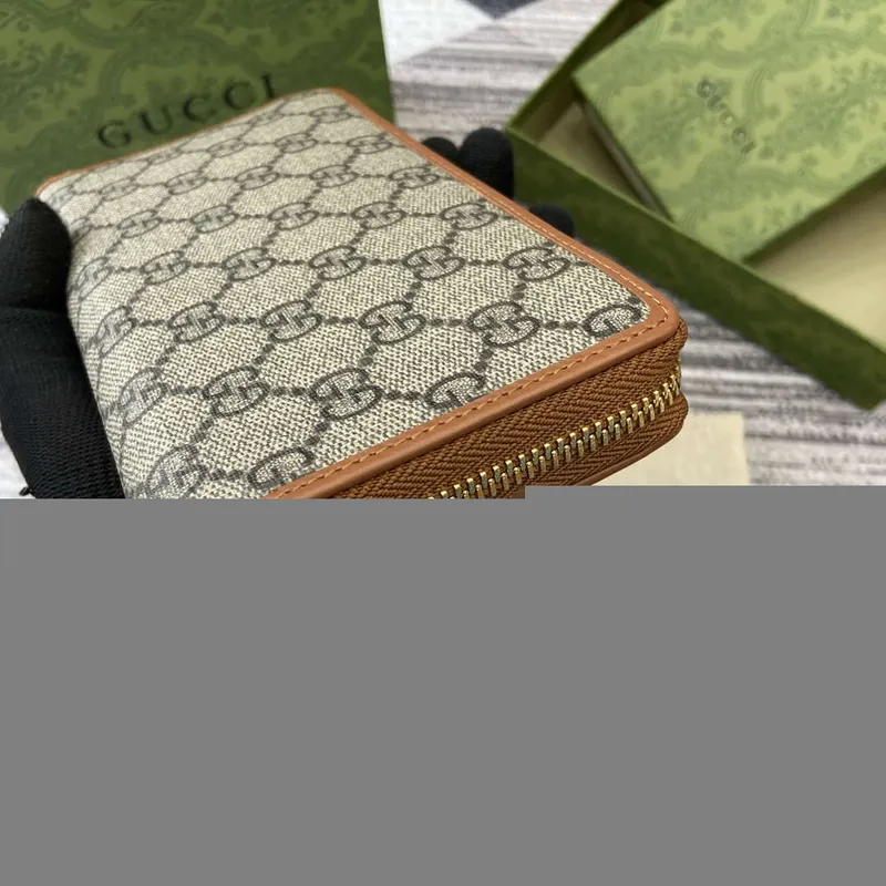 Gucci 821803 GG Emblem béžová a tmavě hnědá mini peněženka