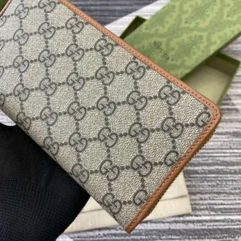 Gucci 821803 GG Emblem béžová a tmavě hnědá mini peněženka