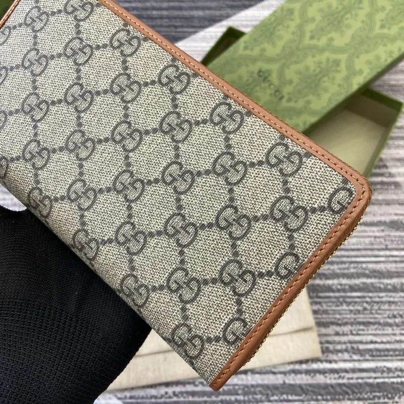 Gucci 821803 GG Emblem béžová a tmavě hnědá mini peněženka