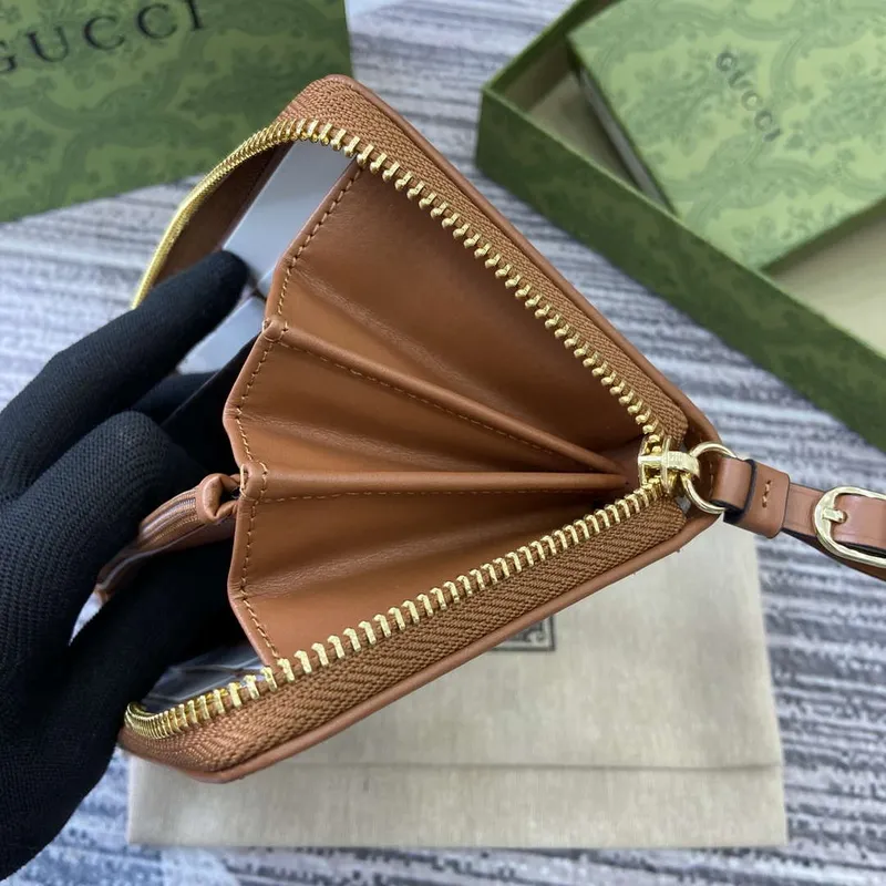 Gucci 821803 GG Emblem béžová a tmavě hnědá mini peněženka