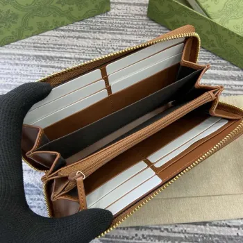 Gucci 821803 GG Emblem béžová a tmavě hnědá mini peněženka