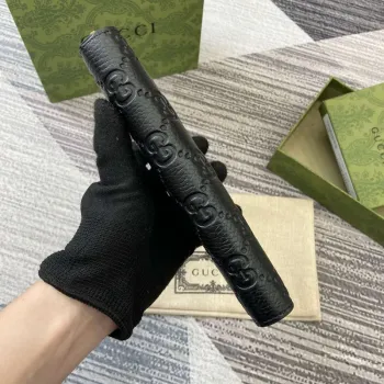 Gucci 821803 GG Emblem ultra měkké černé embosování Černá