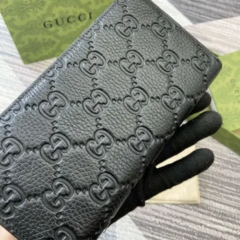 Gucci 821803 GG Emblem ultra měkké černé embosování Černá