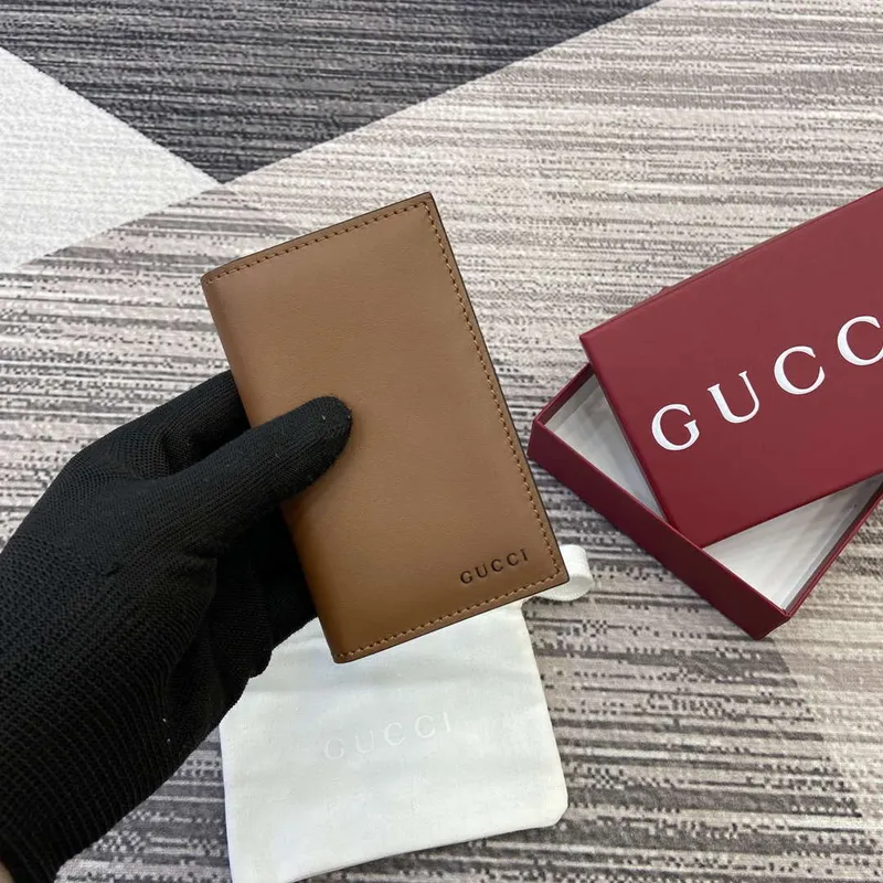 Gucci 818953 GG Emblem skládací embosovaný obal na karty Hnědý