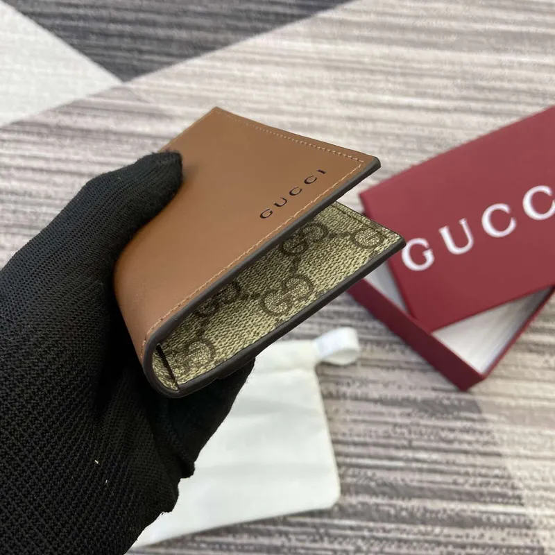 Gucci 818953 GG Emblem skládací embosovaný obal na karty Hnědý