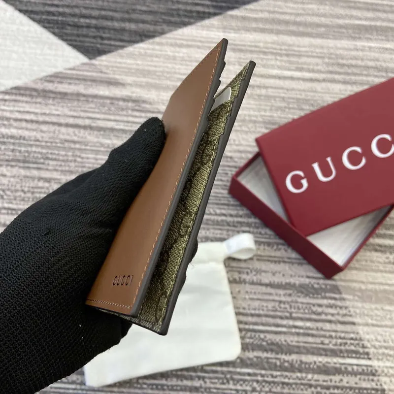 Gucci 818953 GG Emblem skládací embosovaný obal na karty Hnědý