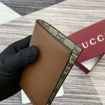 Gucci 818953 GG Emblem skládací embosovaný obal na karty Hnědý
