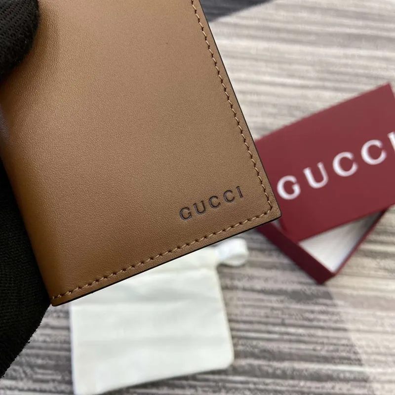 Gucci 818953 GG Emblem skládací embosovaný obal na karty Hnědý