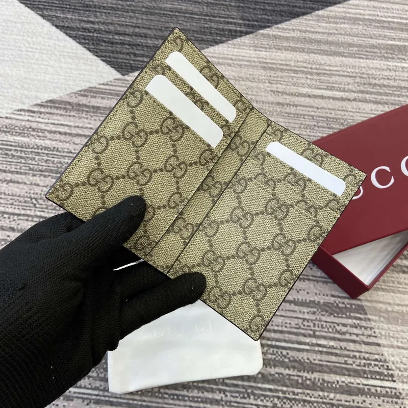 Gucci 818953 GG Emblem skládací embosovaný obal na karty Hnědý