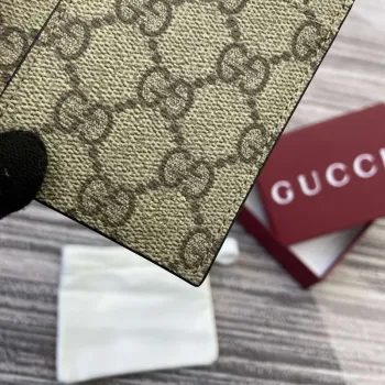 Gucci 818953 GG Emblem skládací embosovaný obal na karty Hnědý