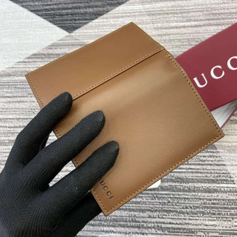 Gucci 818953 GG Emblem skládací embosovaný obal na karty Hnědý