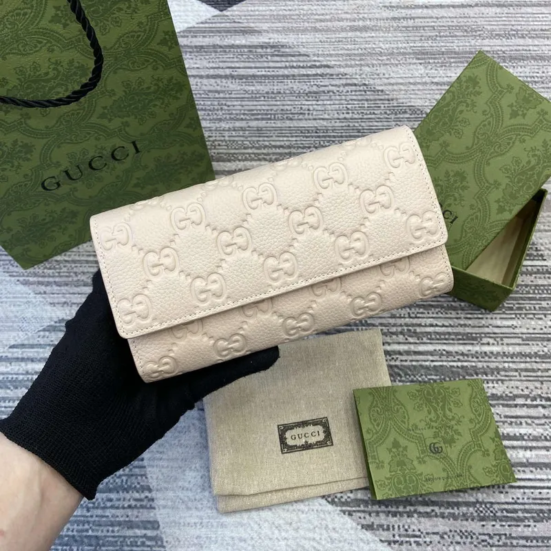 Gucci 815922 GG Emblem kontinentální peněženka béžová