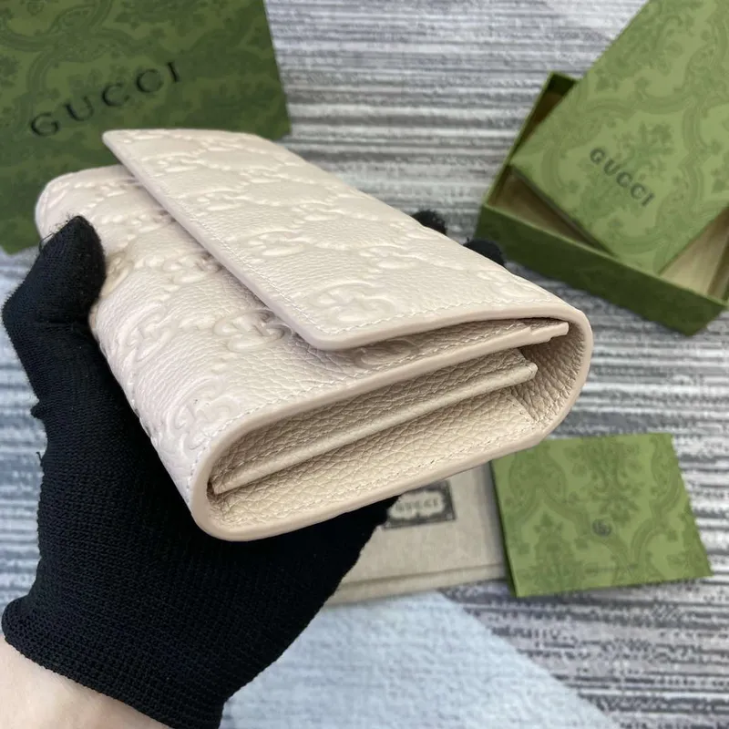 Gucci 815922 GG Emblem kontinentální peněženka béžová