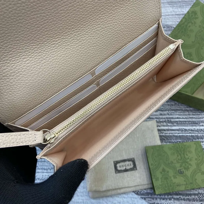 Gucci 815922 GG Emblem kontinentální peněženka béžová