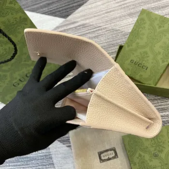 Gucci 815922 GG Emblem kontinentální peněženka béžová