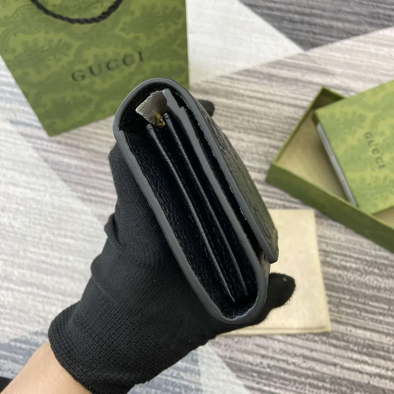 Gucci 815922 GG Emblem kontinentální peněženka Černá