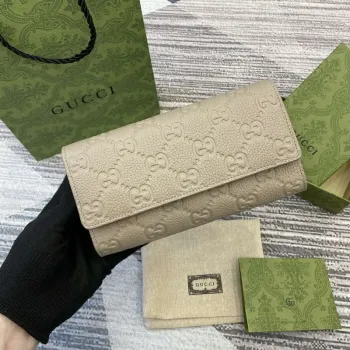 Gucci 815922 GG Emblem kontinentální peněženka Taupe