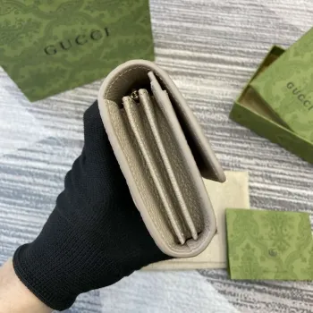 Gucci 815922 GG Emblem kontinentální peněženka Taupe
