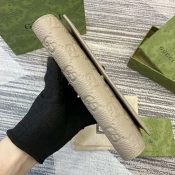 Gucci 815922 GG Emblem kontinentální peněženka Taupe