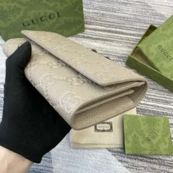 Gucci 815922 GG Emblem kontinentální peněženka Taupe