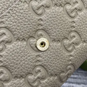 Gucci 815922 GG Emblem kontinentální peněženka Taupe