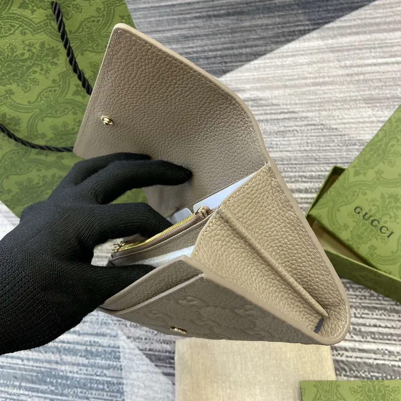 Gucci 815922 GG Emblem kontinentální peněženka Taupe