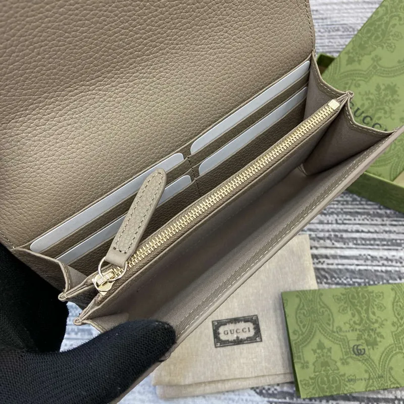 Gucci 815922 GG Emblem kontinentální peněženka Taupe