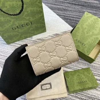 Gucci 815874 GG Emblem Střední peněženka Taupe