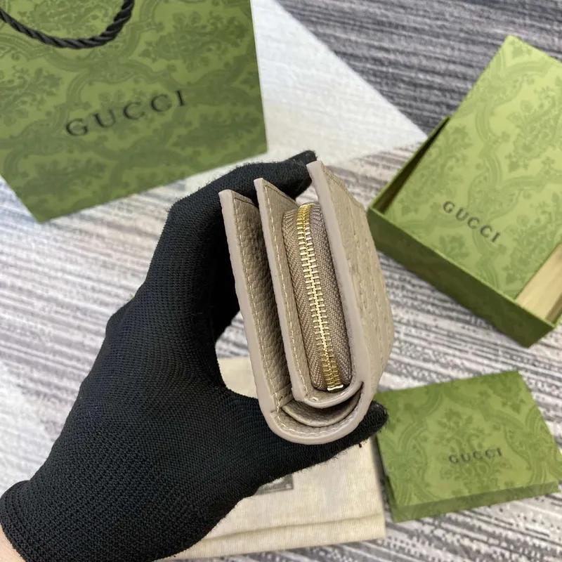 Gucci 815874 GG Emblem Střední peněženka Taupe