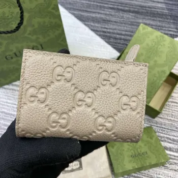 Gucci 815874 GG Emblem Střední peněženka Taupe