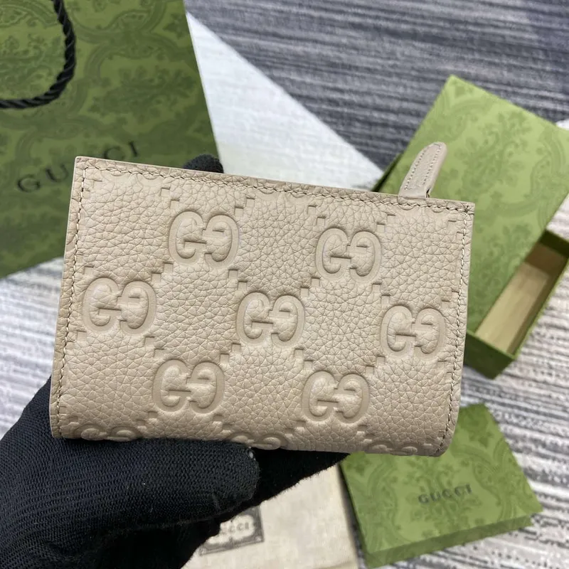 Gucci 815874 GG Emblem Střední peněženka Taupe