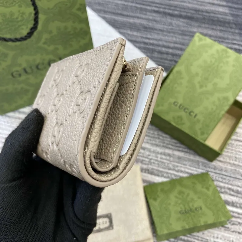 Gucci 815874 GG Emblem Střední peněženka Taupe