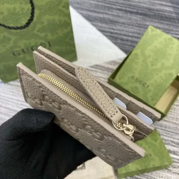 Gucci 815874 GG Emblem Střední peněženka Taupe