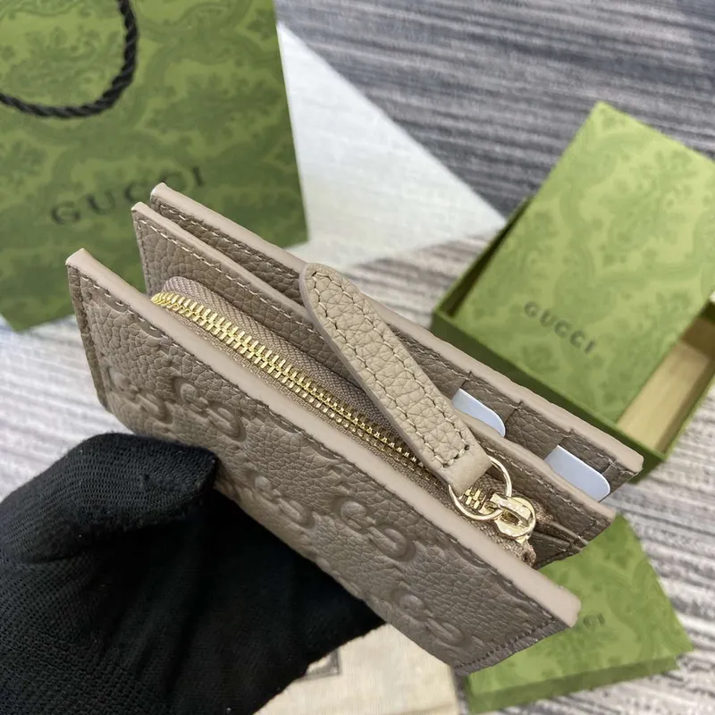 Gucci 815874 GG Emblem Střední peněženka Taupe