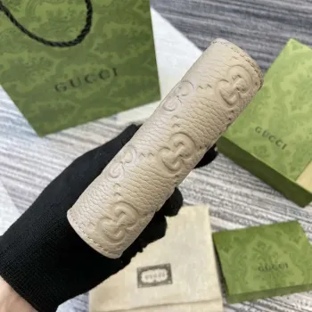 Gucci 815874 GG Emblem Střední peněženka Taupe