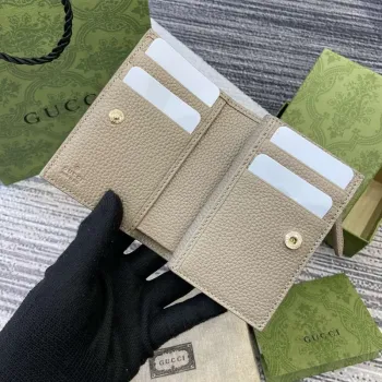 Gucci 815874 GG Emblem Střední peněženka Taupe