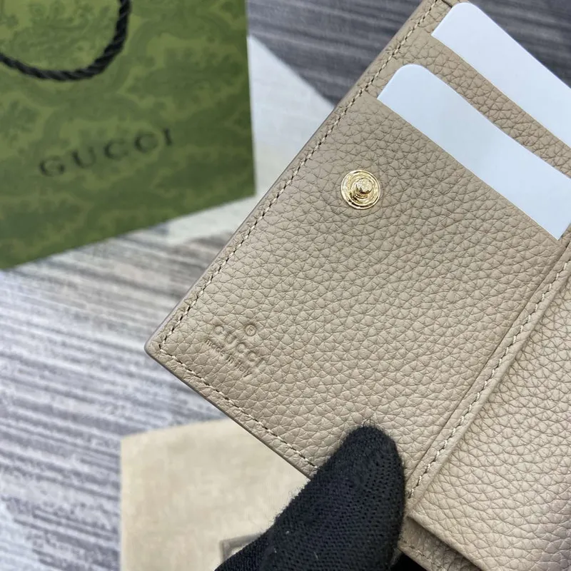 Gucci 815874 GG Emblem Střední peněženka Taupe