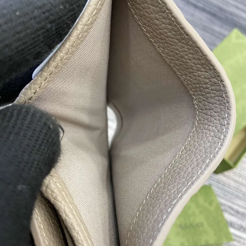 Gucci 815874 GG Emblem Střední peněženka Taupe