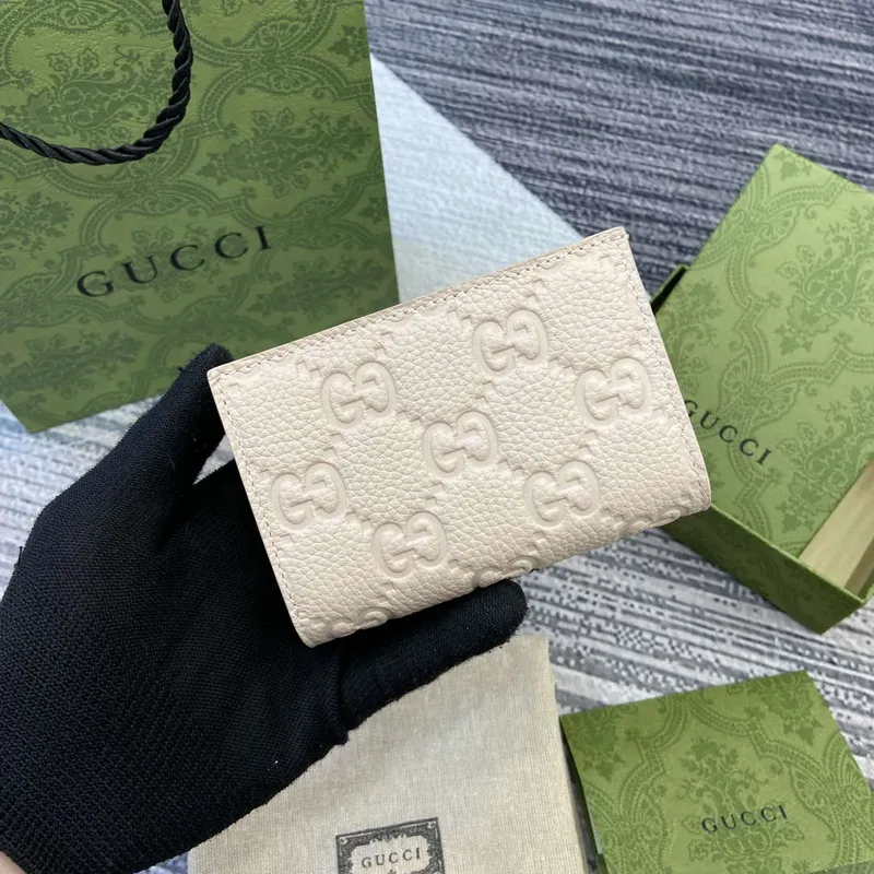 Gucci 815874 GG Emblem Střední peněženka Béžová