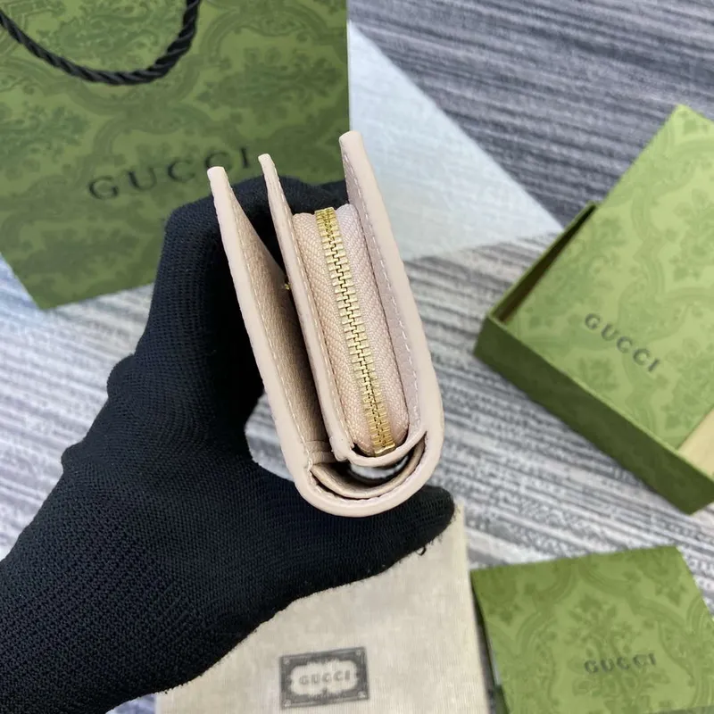 Gucci 815874 GG Emblem Střední peněženka Béžová