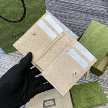 Gucci 815874 GG Emblem Střední peněženka Béžová